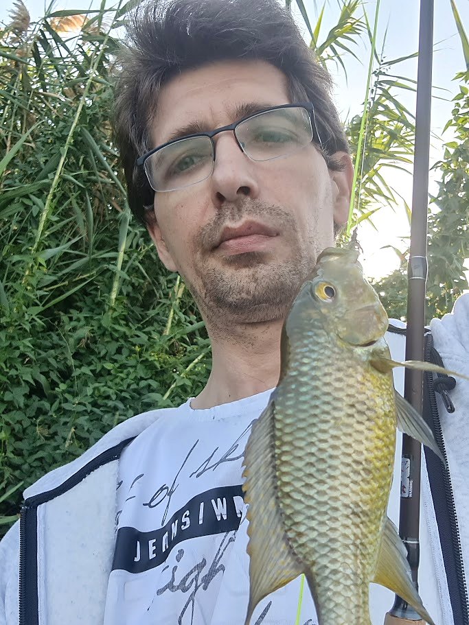 Michael Vinetsky, founder of FRW4, holding a fish caught from the shore